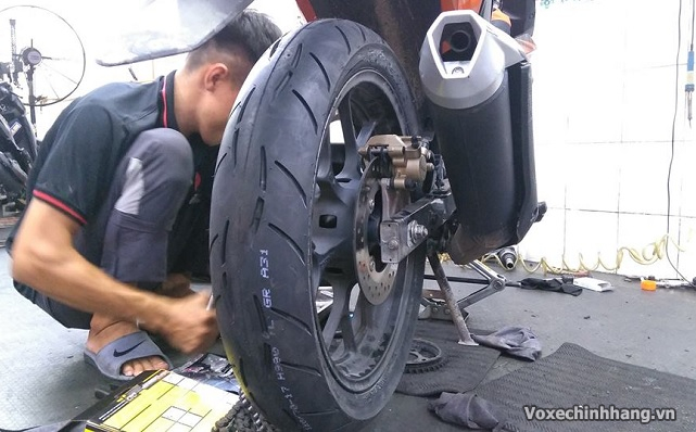 Thay vỏ xe goodride cho honda winner 150 giá bao nhiêu - 3