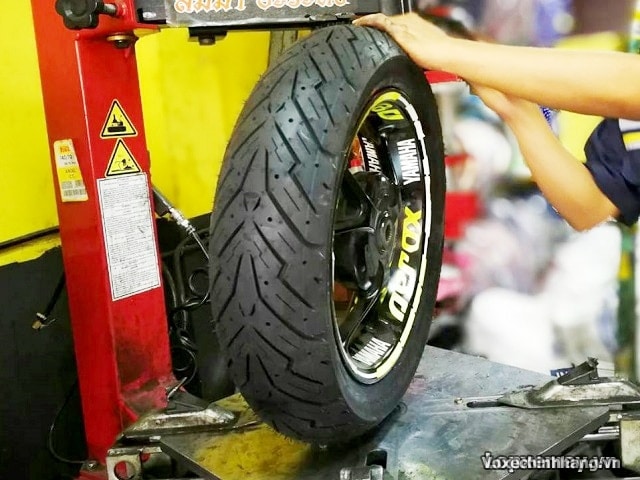 Vỏ xe pirelli 12070-14 angel scooter - 1