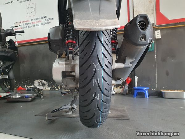 Honda sh 160i thay vỏ dunlop scootsmart 2 có bám đường tốt không - 3