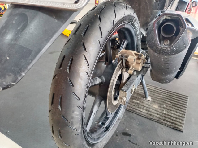 Vỏ xe michelin pilot moto gp sản xuất ở đâu có bám đường tốt không - 7