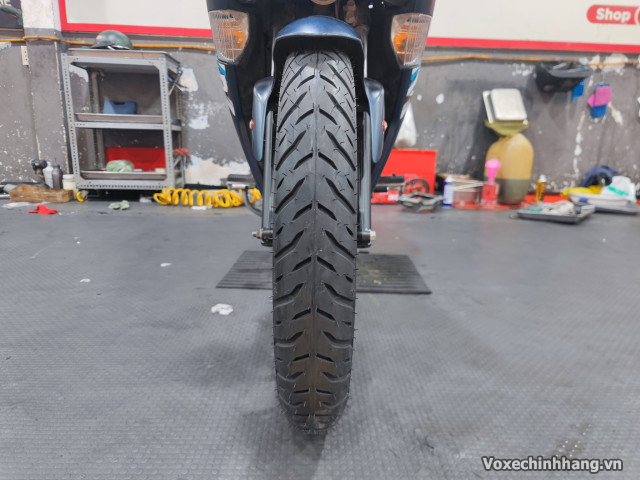 Cách lắp lốp michelin đúng chiều để xe máy chạy bám đường - 2