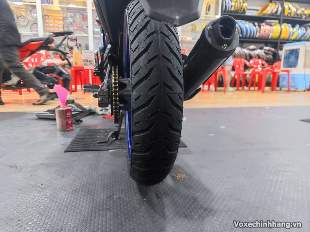 Cách lắp lốp michelin đúng chiều để xe máy chạy bám đường - 3