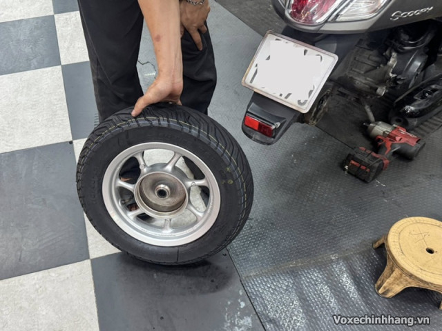 Xe scoopy thay vỏ deli có bám đường tốt không - 3