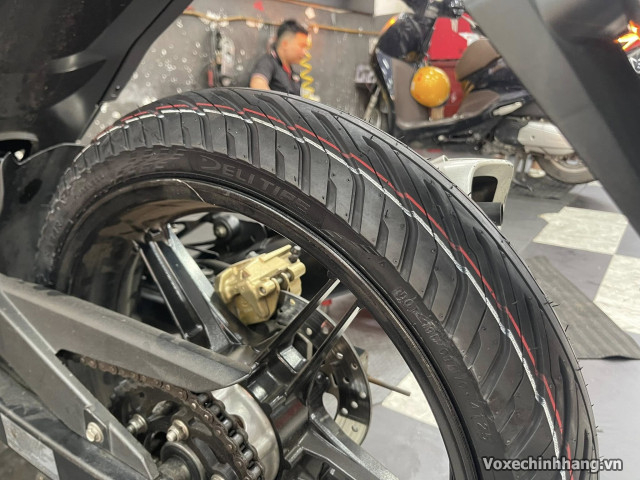 Xe exciter 150 thay vỏ deli sb170 có bám đường tốt không - 2