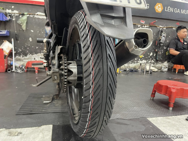 Xe exciter 150 thay vỏ deli sb170 có bám đường tốt không - 3