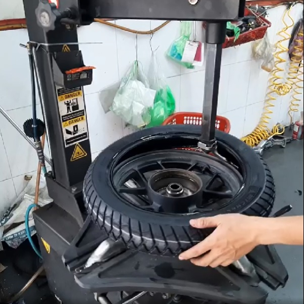 Vỏ xe Maxxis Victra 120/70-17 M0098CT