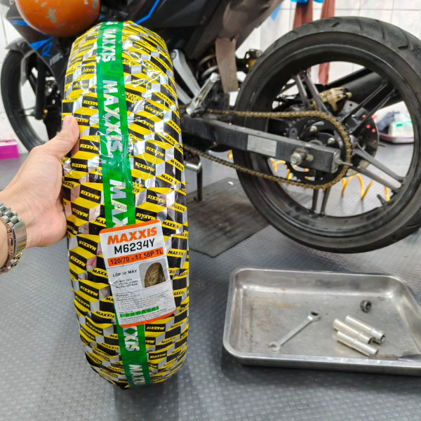 Vỏ xe Maxxis 120/70-17 gai M6234